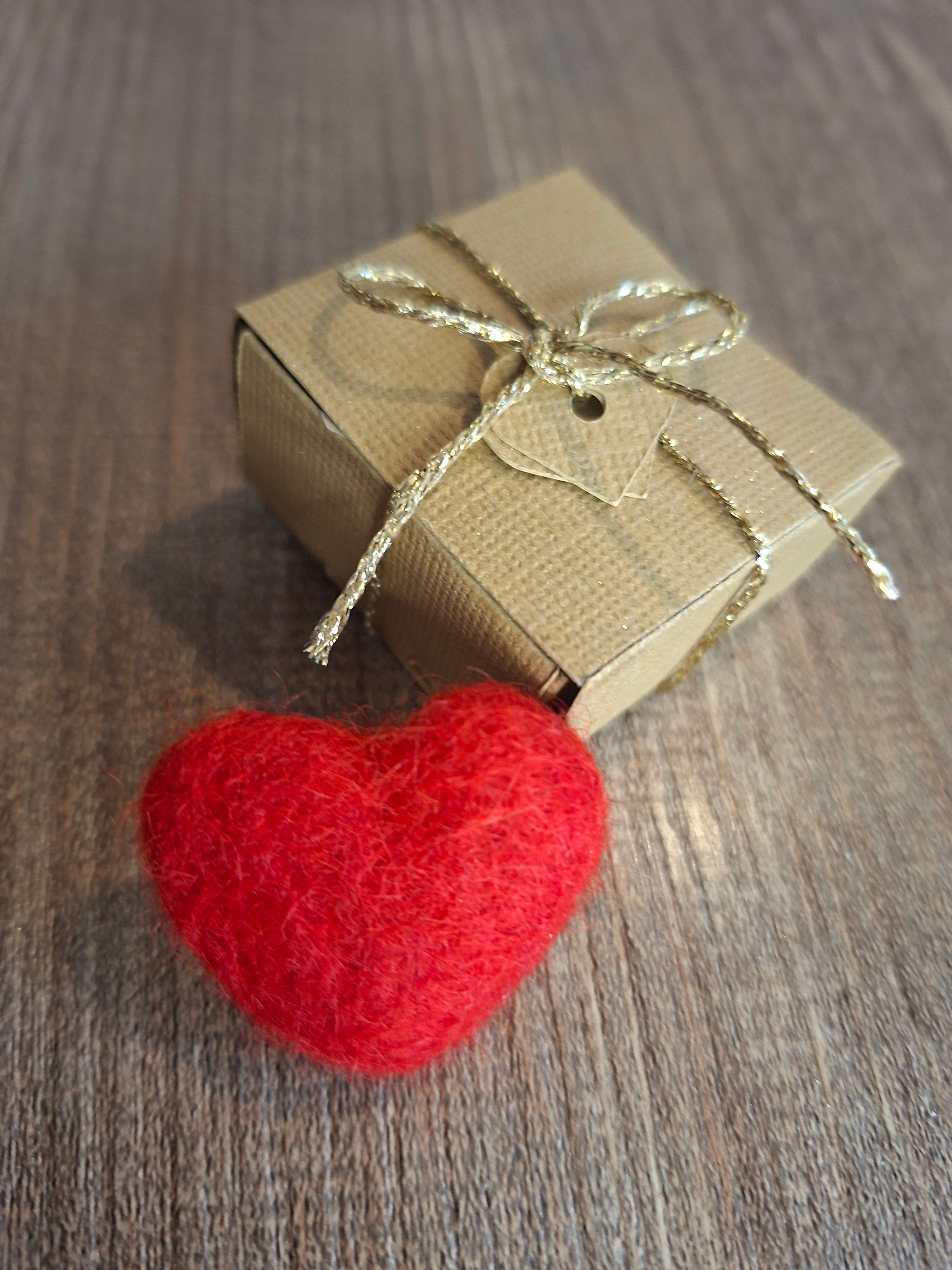 Pins cœur en laine cardée